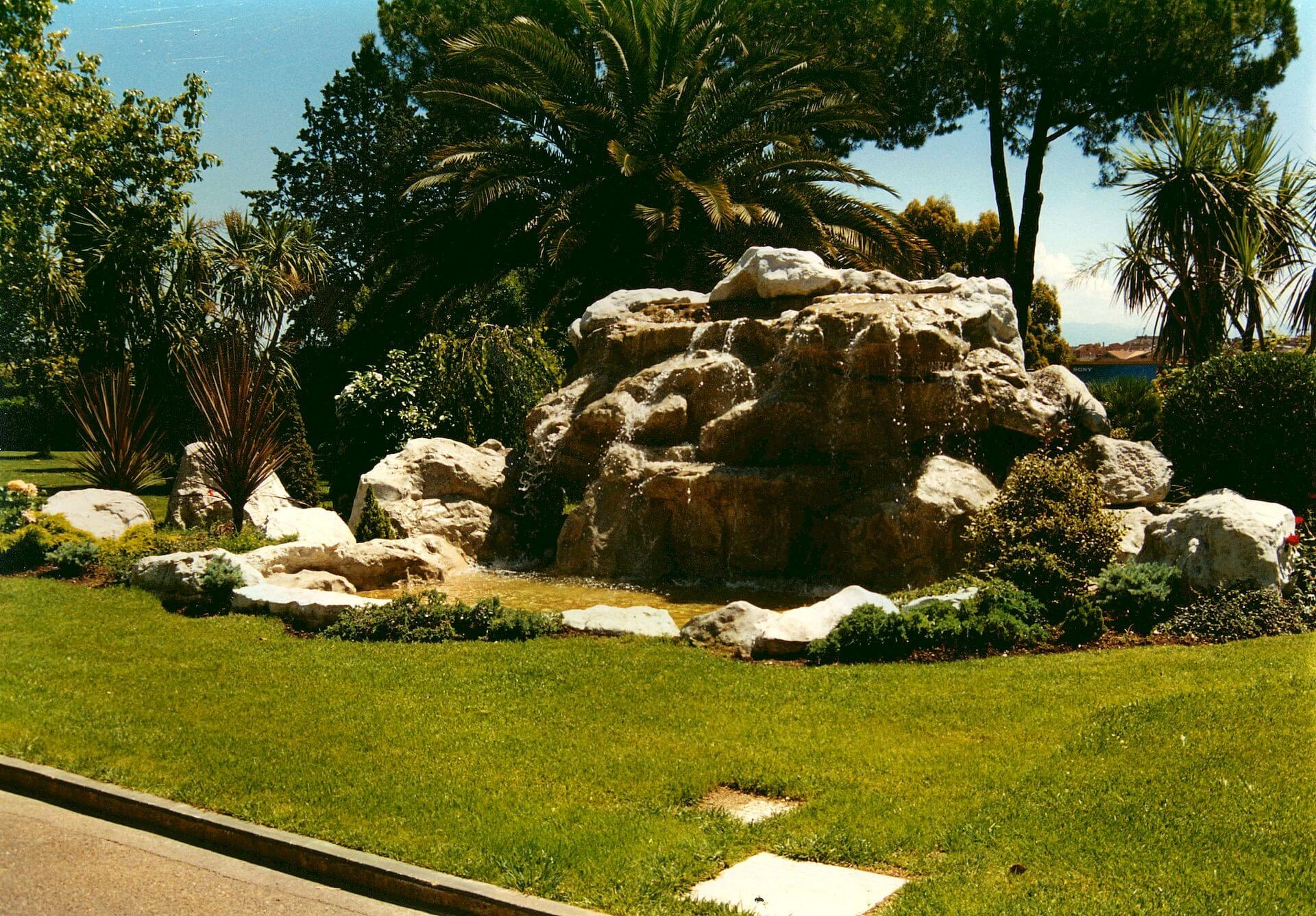 Giardino con rocce